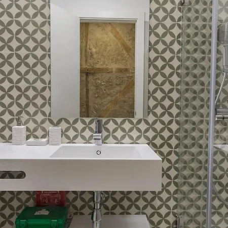 Lovelystay - Vintage Flat Near Santa Justa Elevator! Lisbon