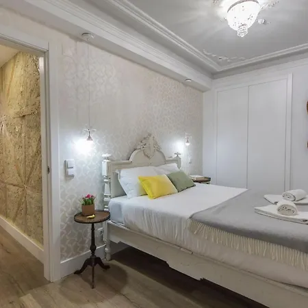 Lovelystay - Vintage Flat Near Santa Justa Elevator! Apartment *