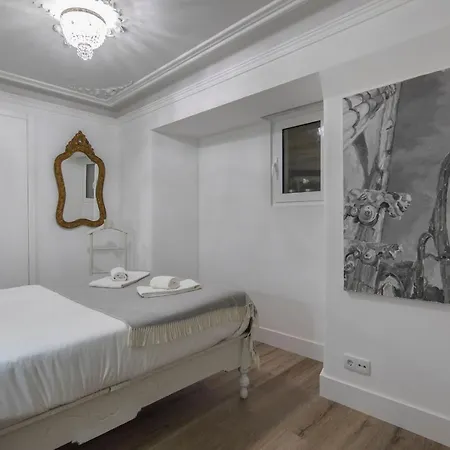 Lovelystay - Vintage Flat Near Santa Justa Elevator! Lisbon