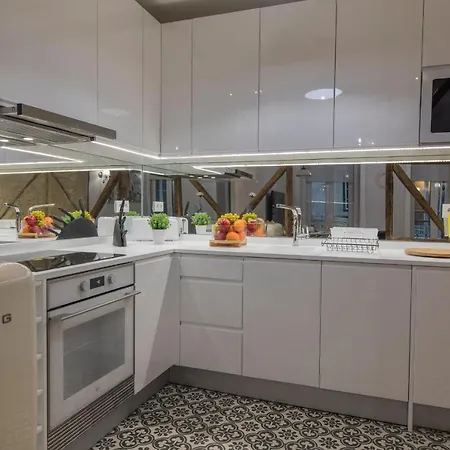 Lovelystay - Vintage Flat Near Santa Justa Elevator! Lisbon