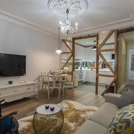 Lovelystay - Vintage Flat Near Santa Justa Elevator! * Lisbon
