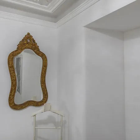 Lovelystay - Vintage Flat Near Santa Justa Elevator! Lisbon