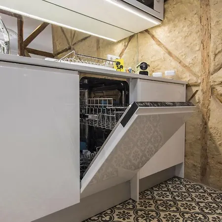 Lovelystay - Vintage Flat Near Santa Justa Elevator! Lisbon