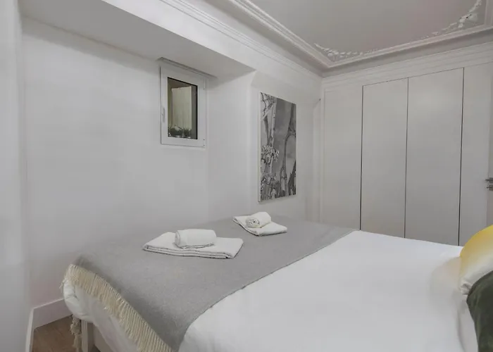 Lovelystay - Vintage Flat Near Santa Justa Elevator! Lisboa