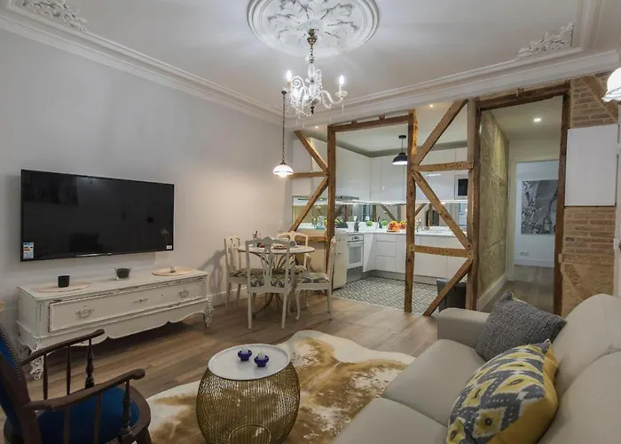 Lovelystay - Vintage Flat Near Santa Justa Elevator! * Лиссабон