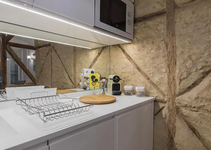 Lovelystay - Vintage Flat Near Santa Justa Elevator! 아파트 리스본