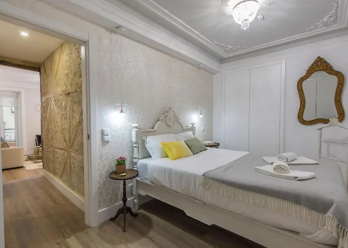 Lovelystay - Vintage Flat Near Santa Justa Elevator! 아파트 *