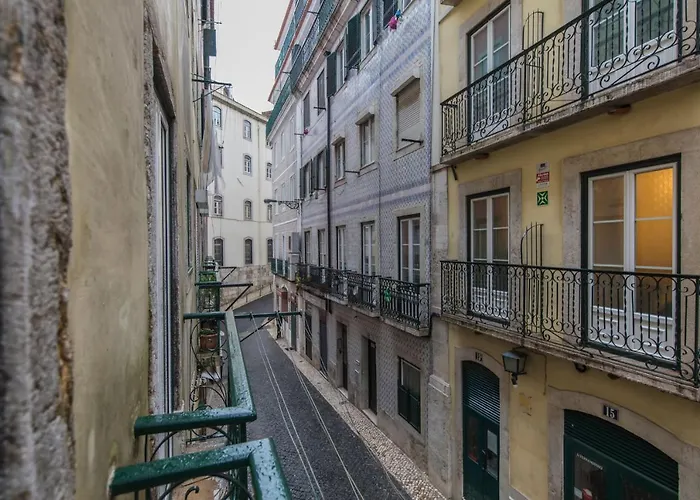 Lovelystay - Vintage Flat Near Santa Justa Elevator! 아파트 리스본