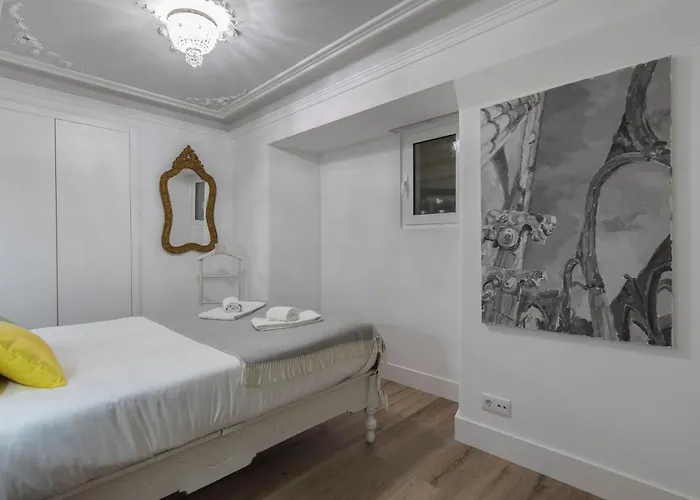 Lovelystay - Vintage Flat Near Santa Justa Elevator! 리스본