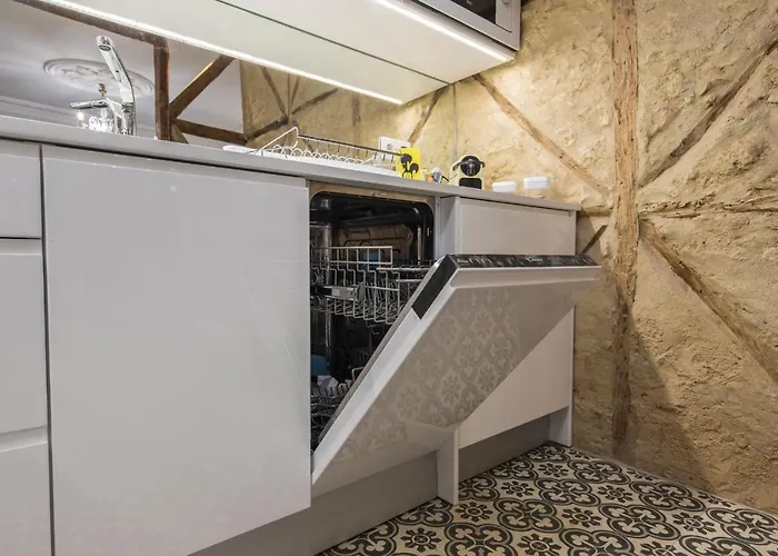 Lovelystay - Vintage Flat Near Santa Justa Elevator! 리스본